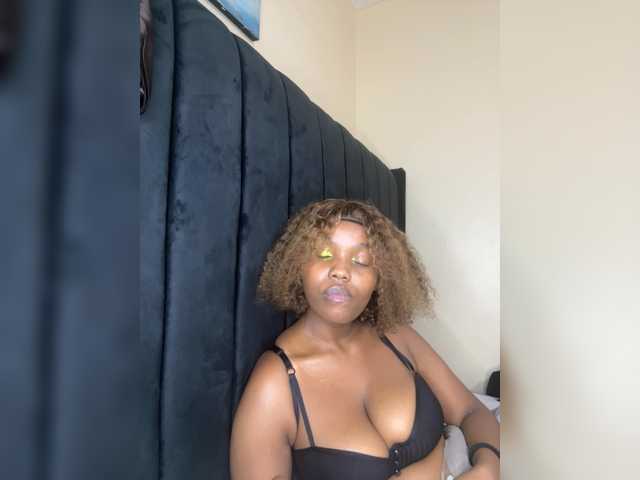 Curvy-maxy9 live cam on BongaCams