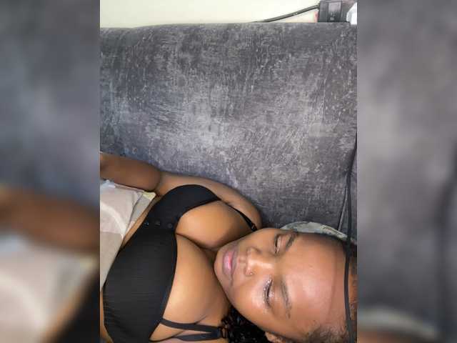 Curvy-maxy9 live cam on BongaCams