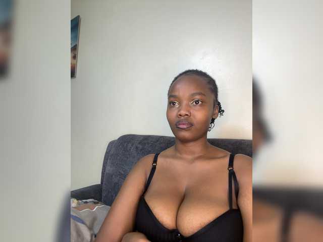 Curvy-maxy9 live cam on BongaCams