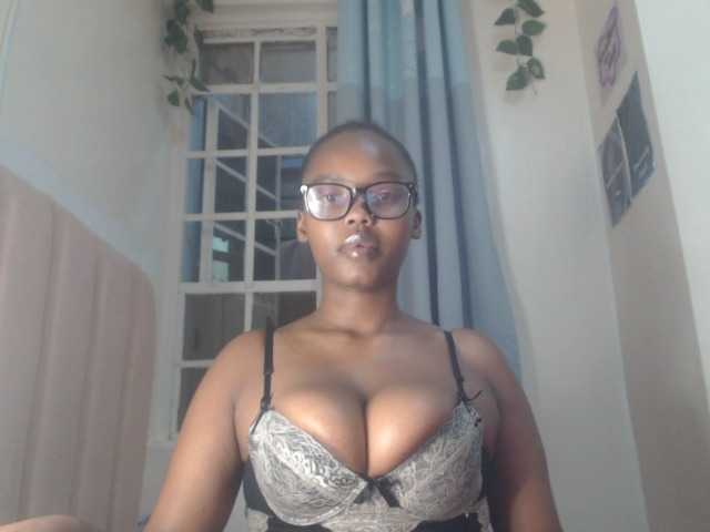 Curvy-maxy9 live cam on BongaCams