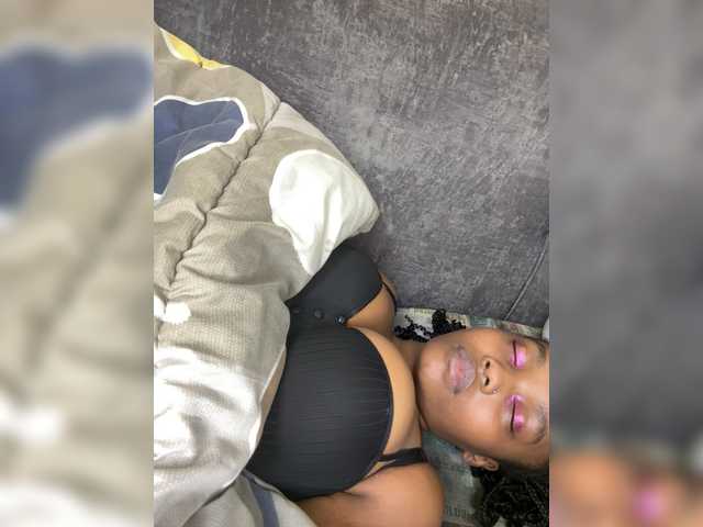 Curvy-maxy9 live cam on BongaCams