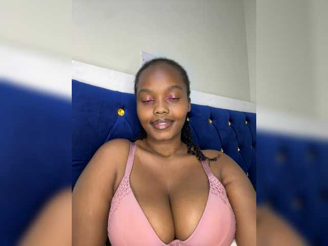 Curvy-maxy9 live cam on BongaCams