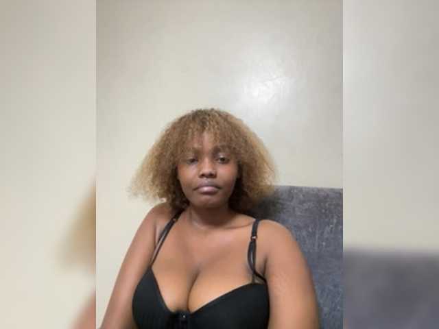 Curvy-maxy9 live cam on BongaCams