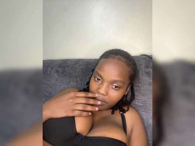 Curvy-maxy9 live cam on BongaCams