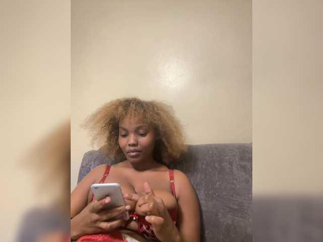 Curvy-maxy9 live cam on BongaCams
