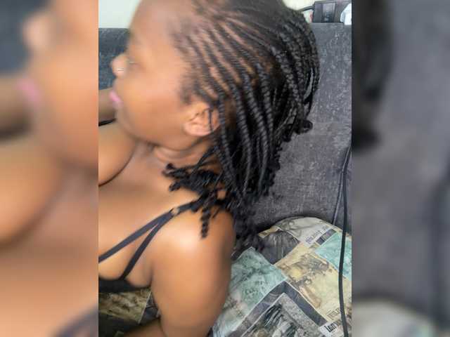 Curvy-maxy9 live cam on BongaCams
