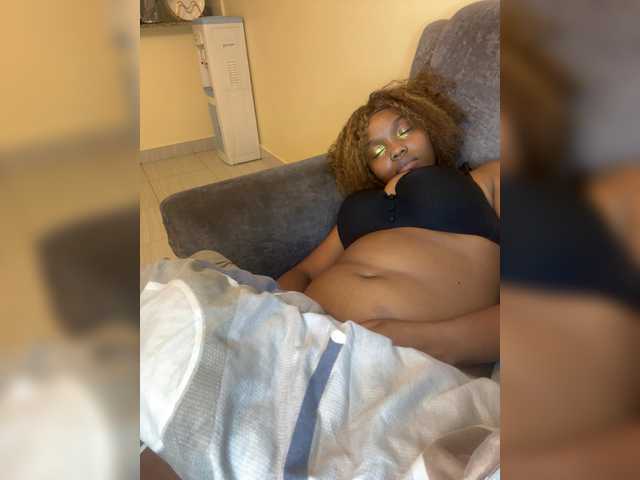 Curvy-maxy9 live cam on BongaCams