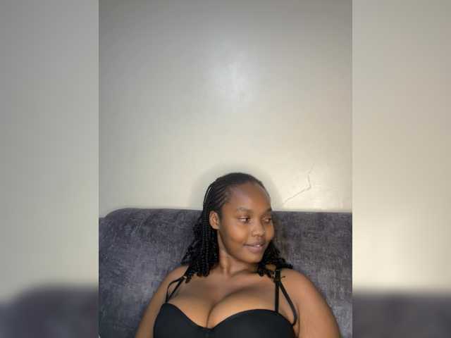 Curvy-maxy9 live cam on BongaCams