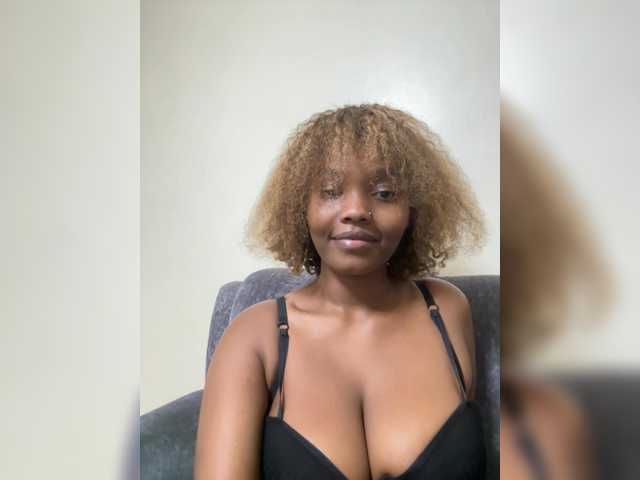 Curvy-maxy9 live cam on BongaCams