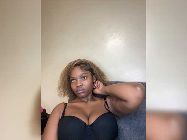 Curvy-maxy9 live cam on BongaCams