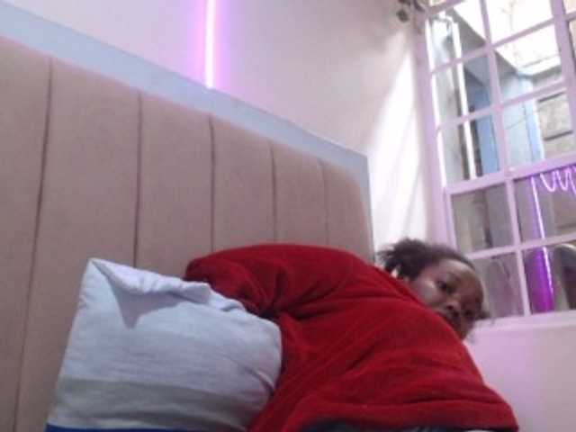 Curvy-maxy9 live cam on BongaCams