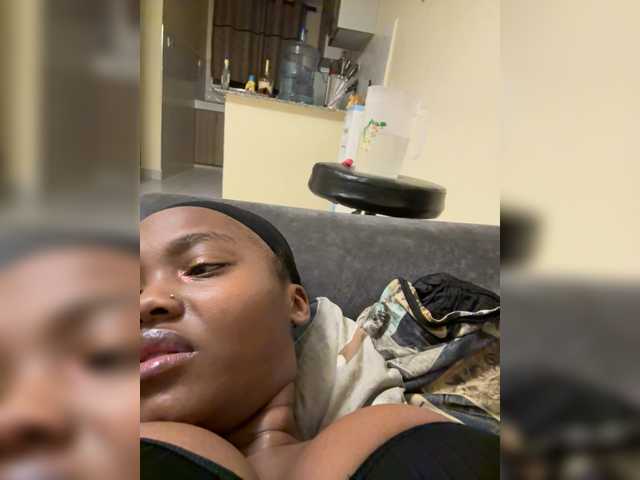 Curvy-maxy9 live cam on BongaCams