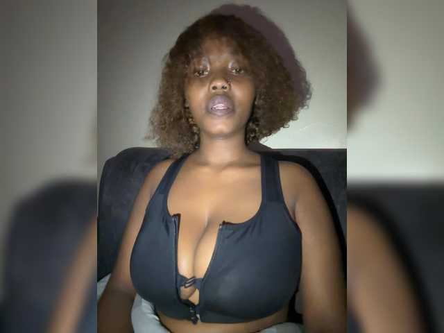Curvy-maxy9 live cam on BongaCams