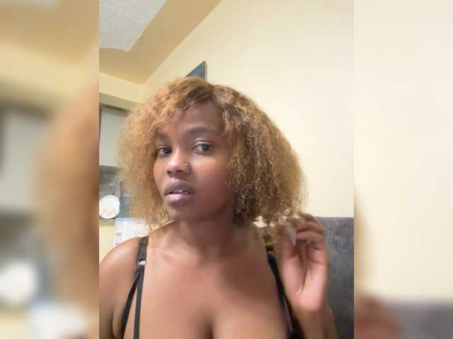 Curvy-maxy9 live cam on BongaCams