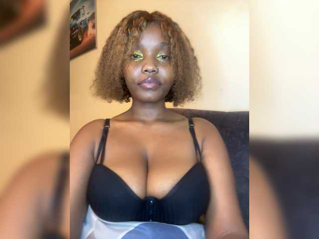 Curvy-maxy9 live cam on BongaCams