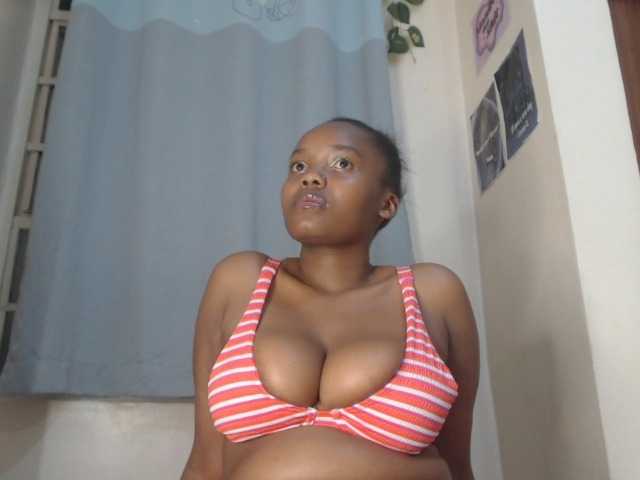 Curvy-maxy9 live cam on BongaCams