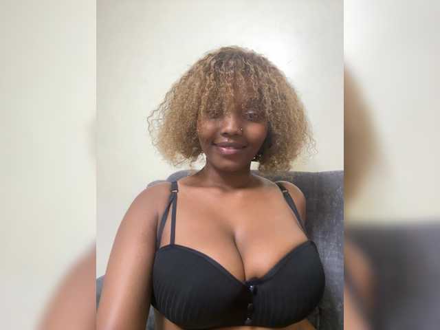 Curvy-maxy9 live cam on BongaCams