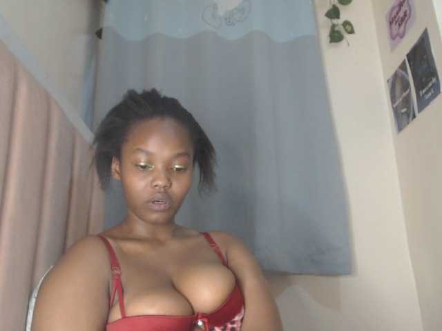 Curvy-maxy9 live cam on BongaCams