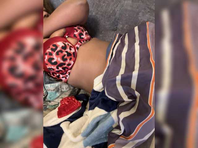 Curvy-maxy9 live cam on BongaCams