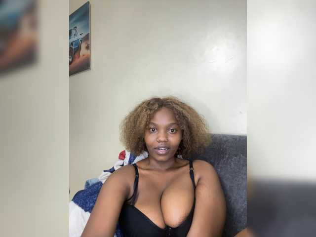 Curvy-maxy9 live cam on BongaCams