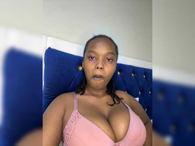 Curvy-maxy9 live cam on BongaCams