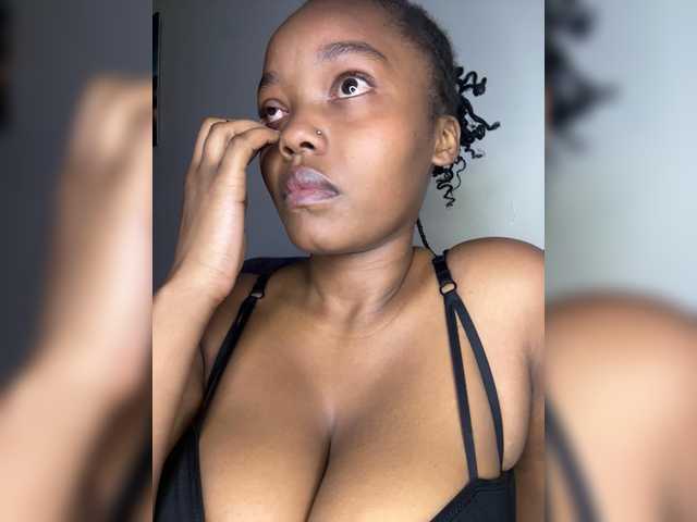Curvy-maxy9 live cam on BongaCams
