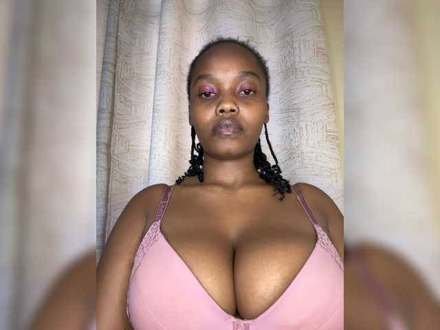 Curvy-maxy9 live cam on BongaCams