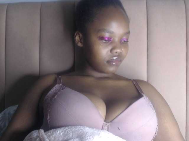 Curvy-maxy9 live cam on BongaCams