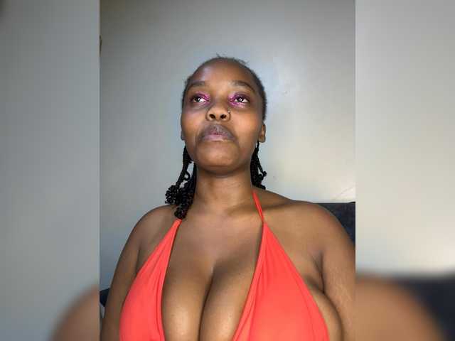 Curvy-maxy9 live cam on BongaCams
