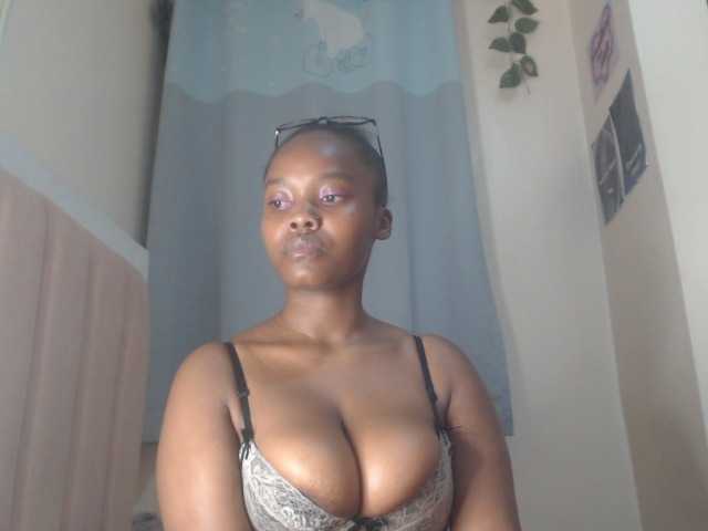 Curvy-maxy9 live cam on BongaCams