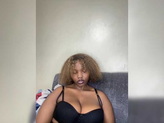 Curvy-maxy9 live cam on BongaCams
