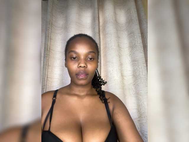 Curvy-maxy9 live cam on BongaCams