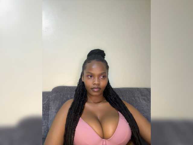 Curvy-maxy9 live cam on BongaCams