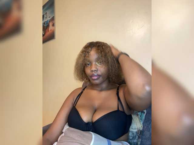 Curvy-maxy9 live cam on BongaCams