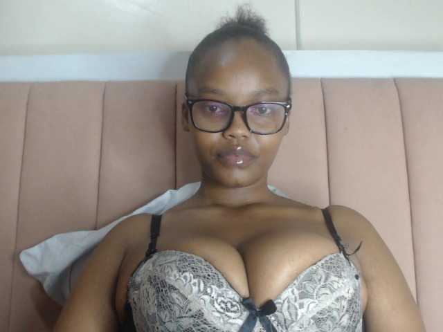 Curvy-maxy9 live cam on BongaCams