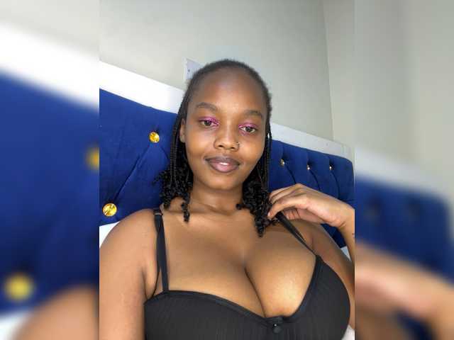 Curvy-maxy9 live cam on BongaCams