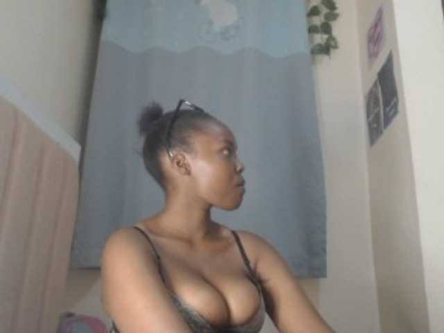 Curvy-maxy9 live cam on BongaCams