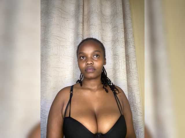 Curvy-maxy9 live cam on BongaCams