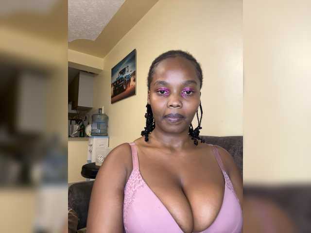 Curvy-maxy9 live cam on BongaCams