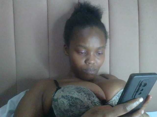 Curvy-maxy9 live cam on BongaCams