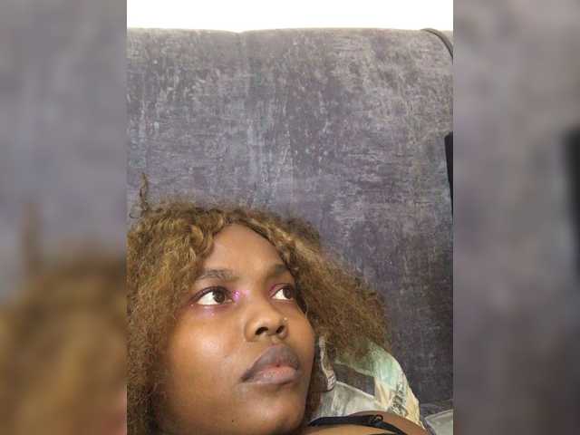 Curvy-maxy9 live cam on BongaCams