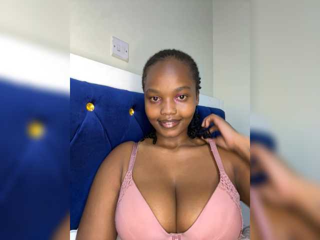 Curvy-maxy9 live cam on BongaCams