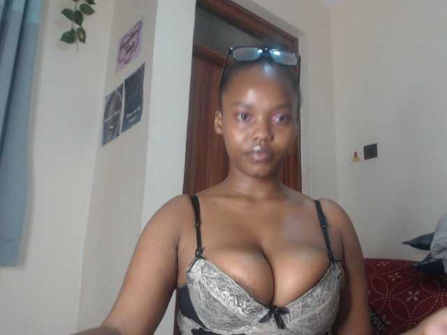 Curvy-maxy9 live cam on BongaCams
