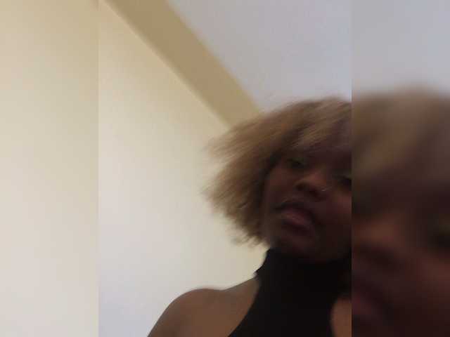 Curvy-maxy9 live cam on BongaCams