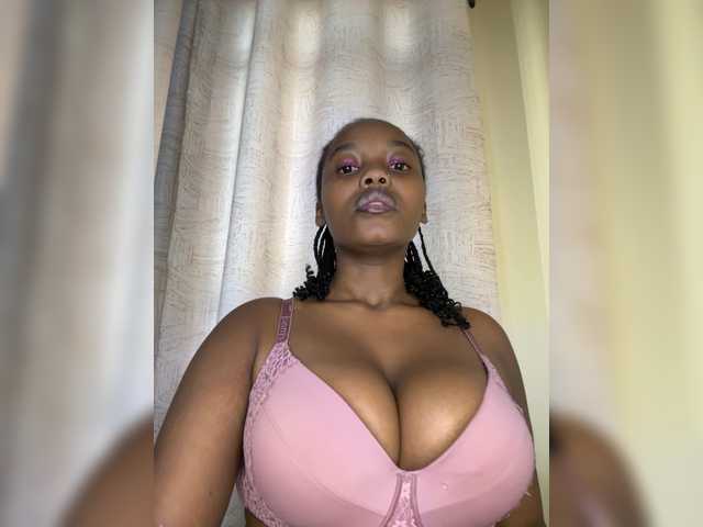Curvy-maxy9 live cam on BongaCams