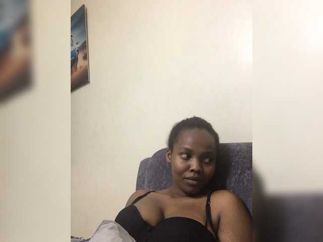 Curvy-maxy9 live cam on BongaCams