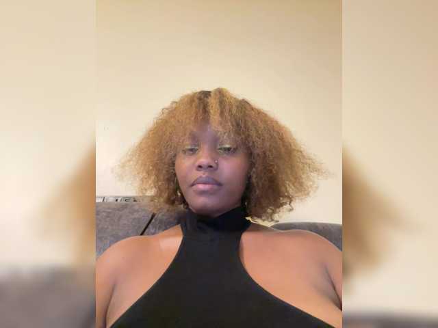 Curvy-maxy9 live cam on BongaCams