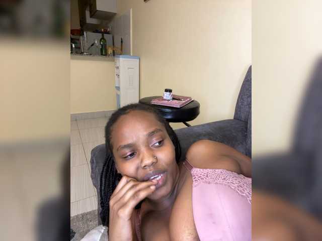 Curvy-maxy9 live cam on BongaCams