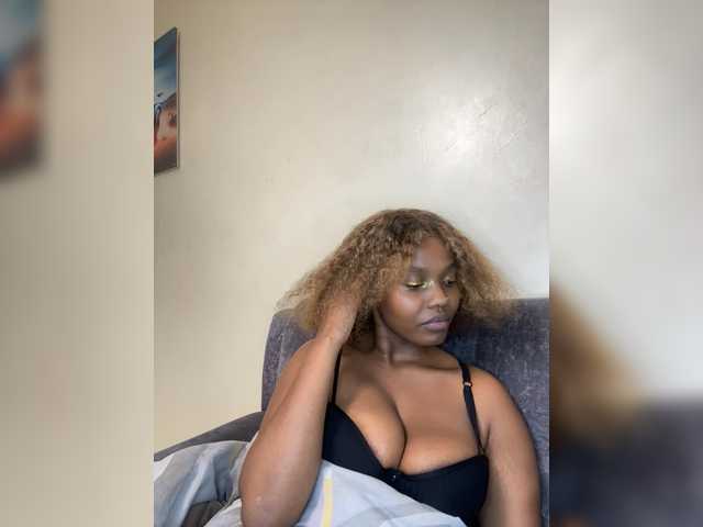 Curvy-maxy9 live cam on BongaCams