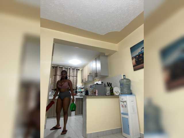 Curvy-maxy9 live cam on BongaCams